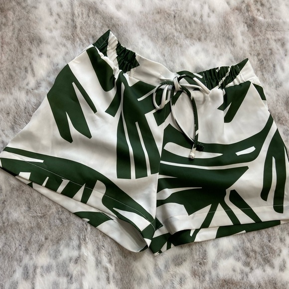 Saks Fifth Avenue green and white summer shorts - Picture 1 of 10
